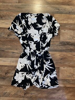 Show me your Mumu Black & White Floral Wrap /Coverup size M